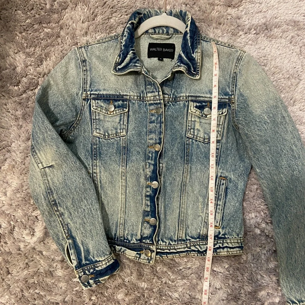 Walter Baker Women's Acid Wash Cropped Button Up Denim Jacket Size Small